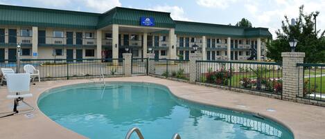 Un motel con piscina, un área techada y un letrero que indica que es un motel para personas mayores.