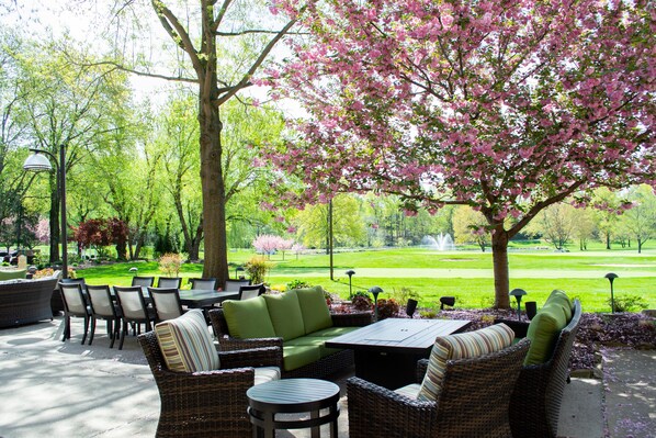 Se sirven desayunos, comidas y cocina americana con vista al jardín