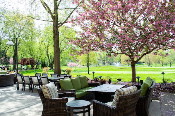 Se sirven desayunos, comidas y cocina americana con vista al jardín