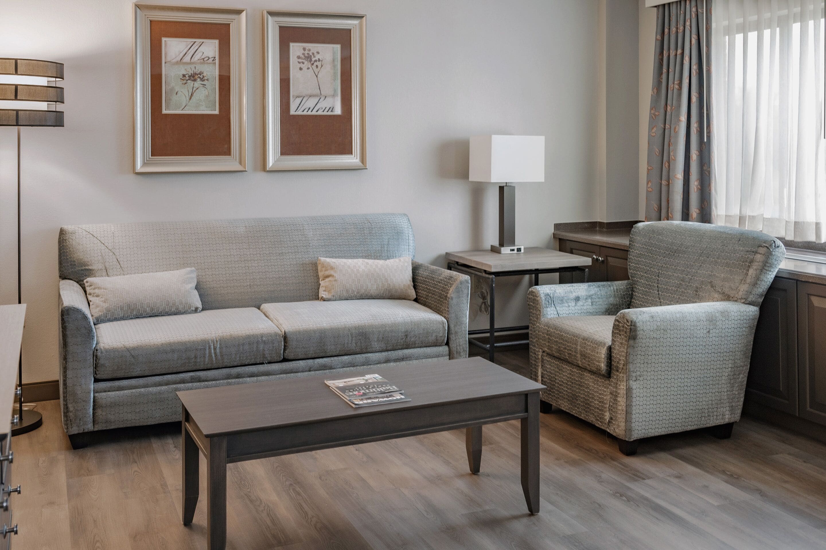 executive room, 1 king bed | living area | 42-inch flat-screen tv with cable channels, tv