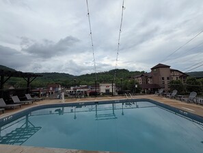 Seasonal outdoor pool, pool umbrellas, sun loungers - Quality Inn (Helen)