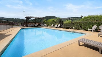 Piscina stagionale all'aperto, ombrelloni da piscina, lettini