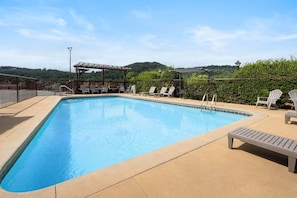 Piscina externa sazonal, guarda-sóis, espreguiçadeiras