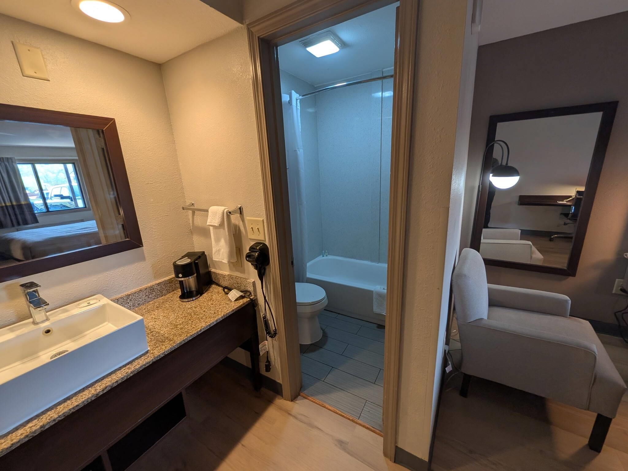 Habitación estándar, 1 cama de matrimonio grande, no fumadores | Tabla de planchar con plancha, cunas (de pago), camas supletorias