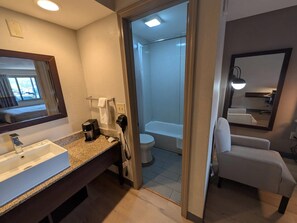 Standard Room, 1 King Bed, Non Smoking | Iron/ironing board, cribs/infant beds, rollaway beds, free WiFi