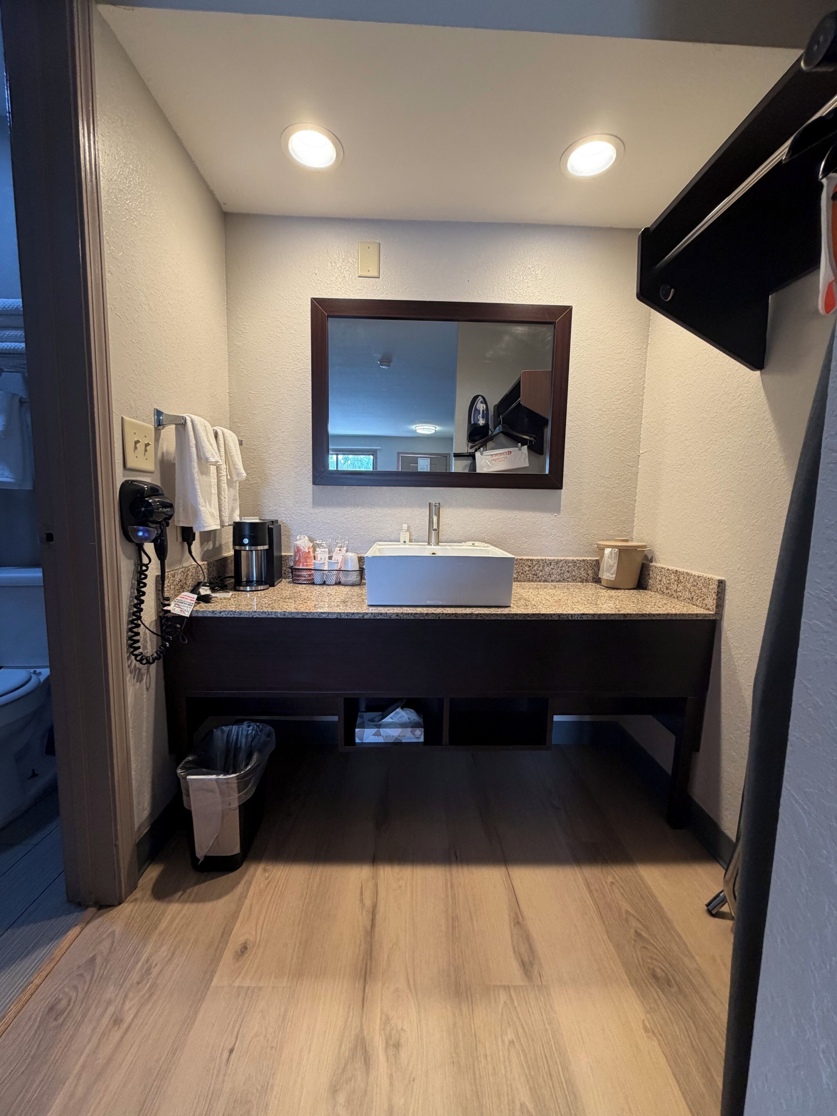 Combined shower/bathtub, free toiletries, hair dryer, towels
