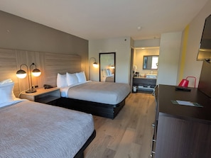 Habitación estándar, 2 camas Queen size, para no fumadores | Tabla de planchar con plancha, cunas, camas extra y wifi gratis
