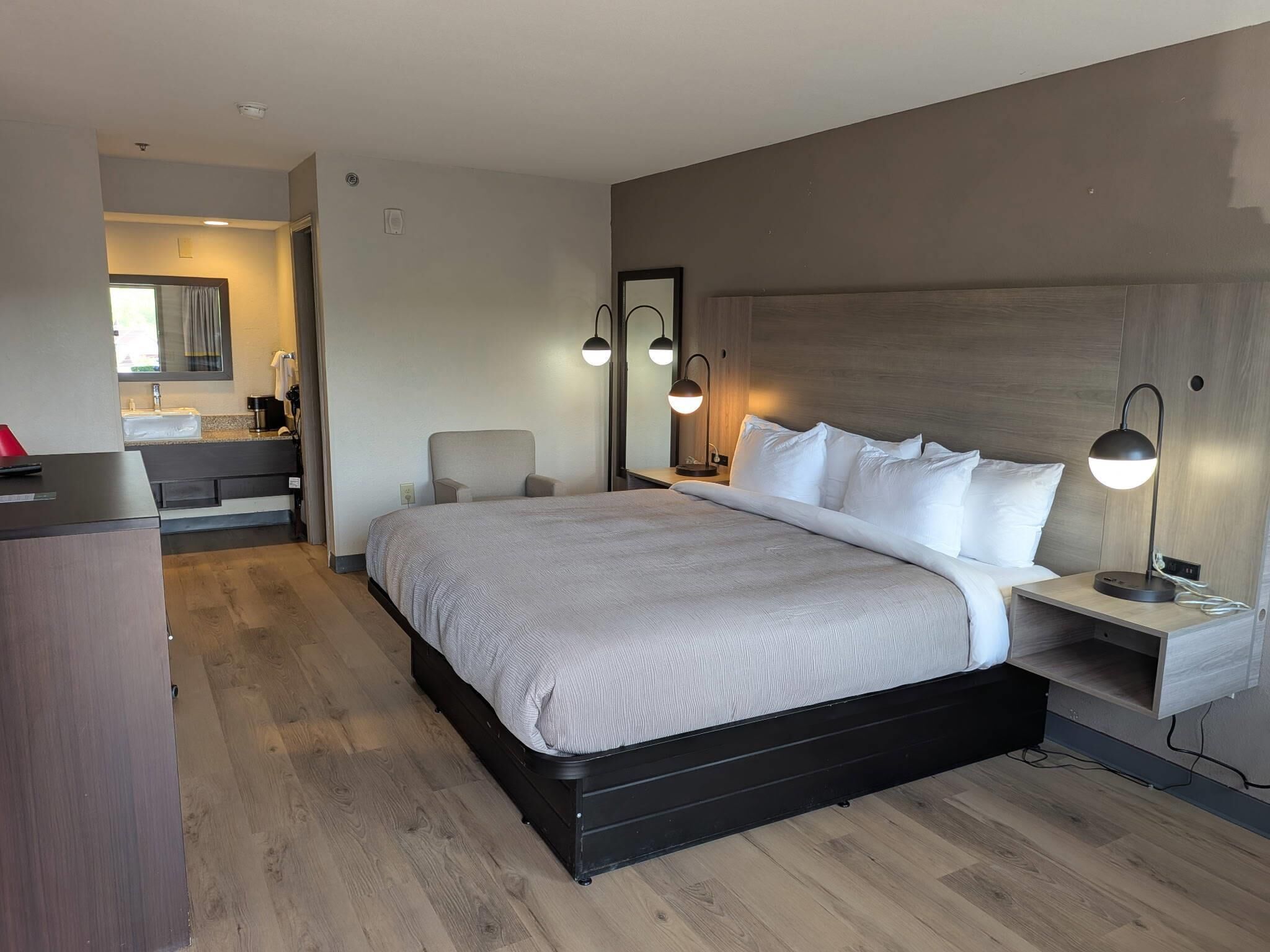 Standard Room, 1 King Bed, Non Smoking | Iron/ironing board, free cots/infant beds, free WiFi, bed sheets