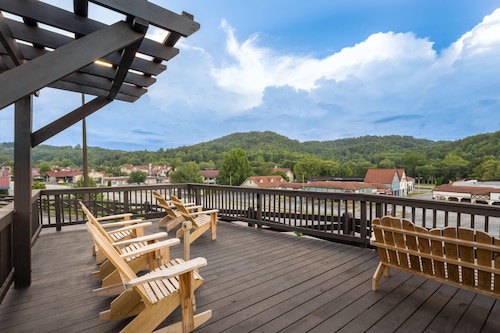 Super 8 by Wyndham Helen