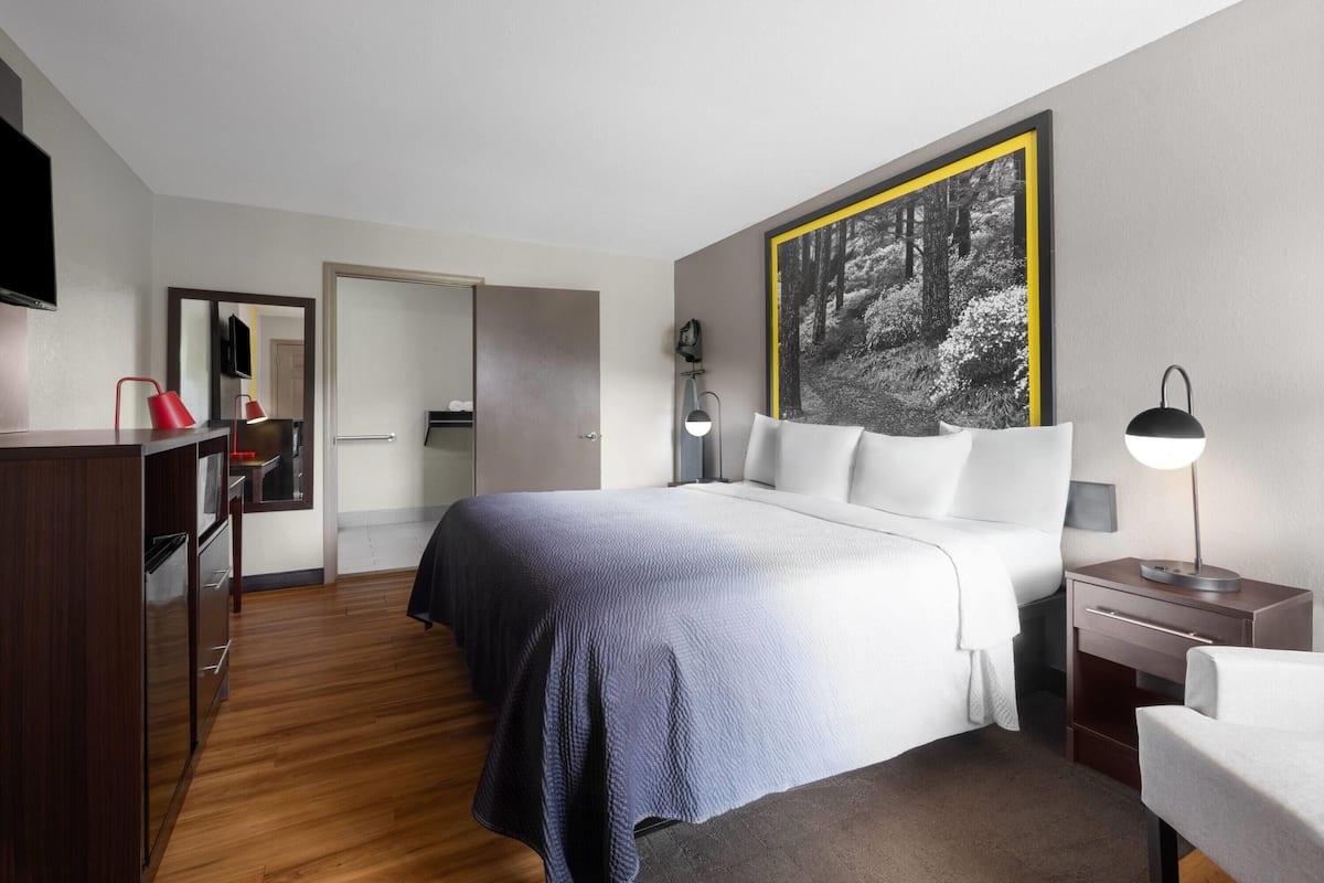 1 quarto, ferros/tábuas de passar roupa, berços grátis