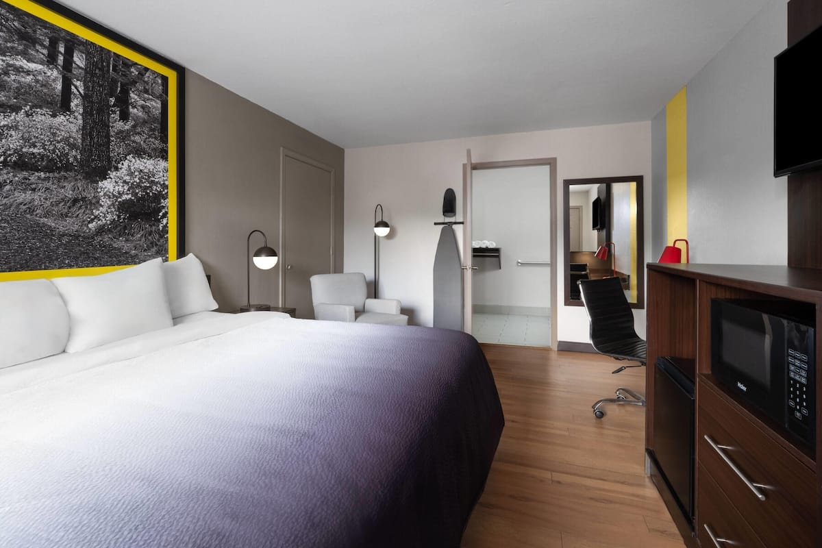 Quarto, 1 cama King, para não fumantes | 1 quarto, ferros/tábuas de passar roupa, berços grátis