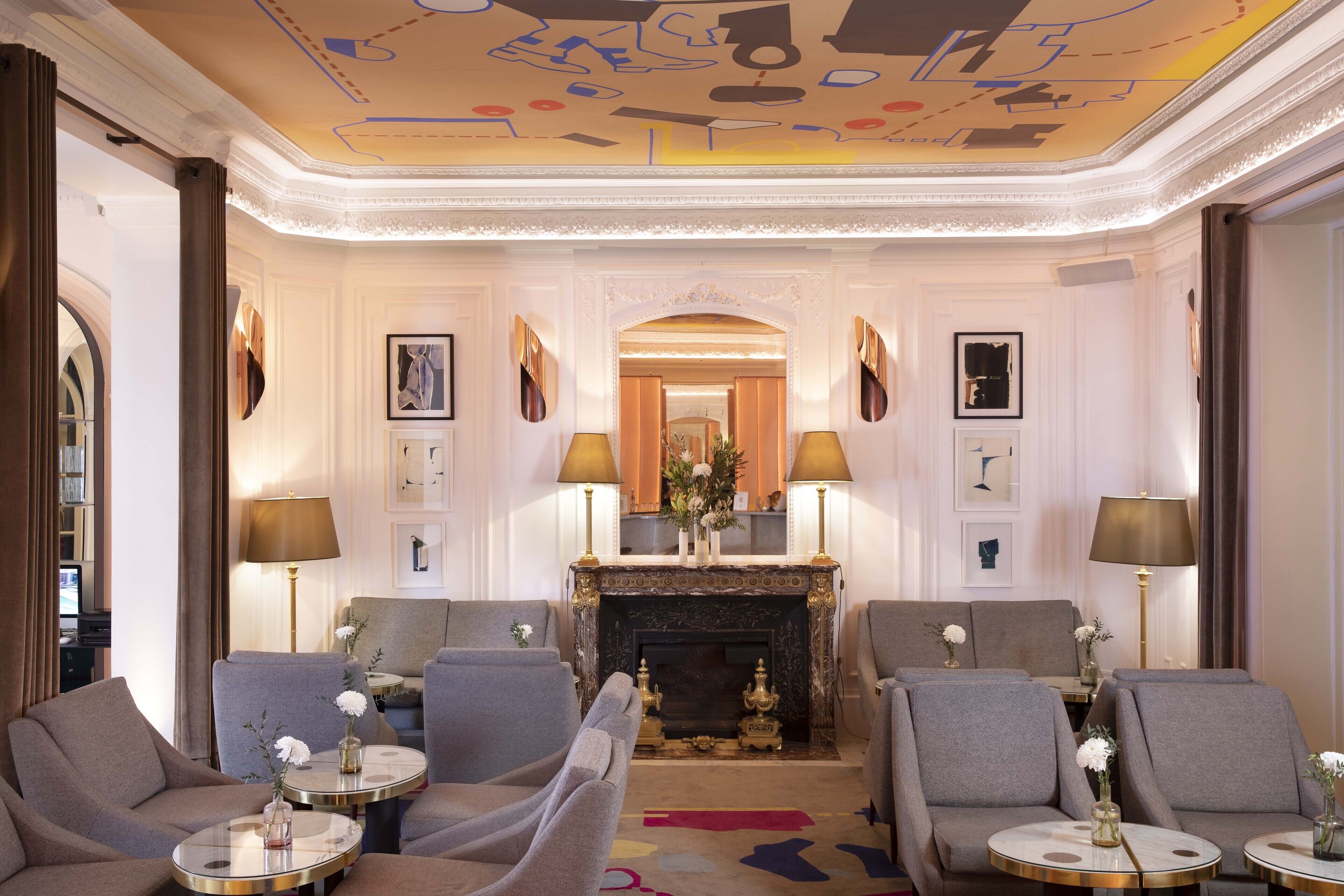 serves breakfast, lunch and dinner