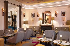 Serves breakfast, lunch and dinner