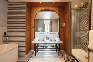 Executive Suite | Bathroom | Designer toiletries, hair dryer, bathrobes, slippers - Hotel Vernet (Paris)