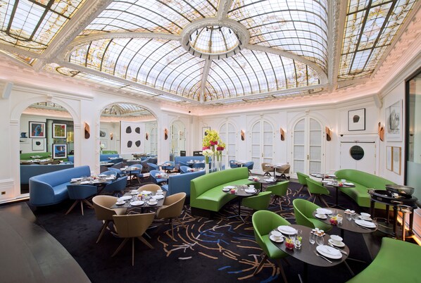 Se sirven desayunos, almuerzos y cenas; cocina francesa