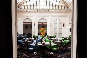 Se sirven desayunos, almuerzos y cenas; cocina francesa