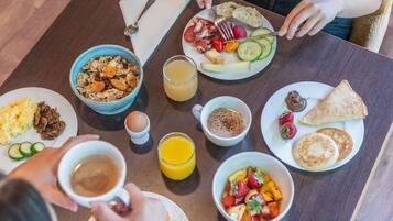 Un desayuno con diversas opciones de comida y bebidas sobre una mesa.