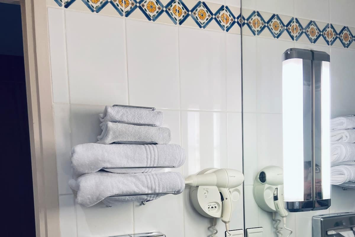 Classic Twin Room, 2 Twin Beds | Bathroom | Bathtub, eco-friendly toiletries, hair dryer, towels
