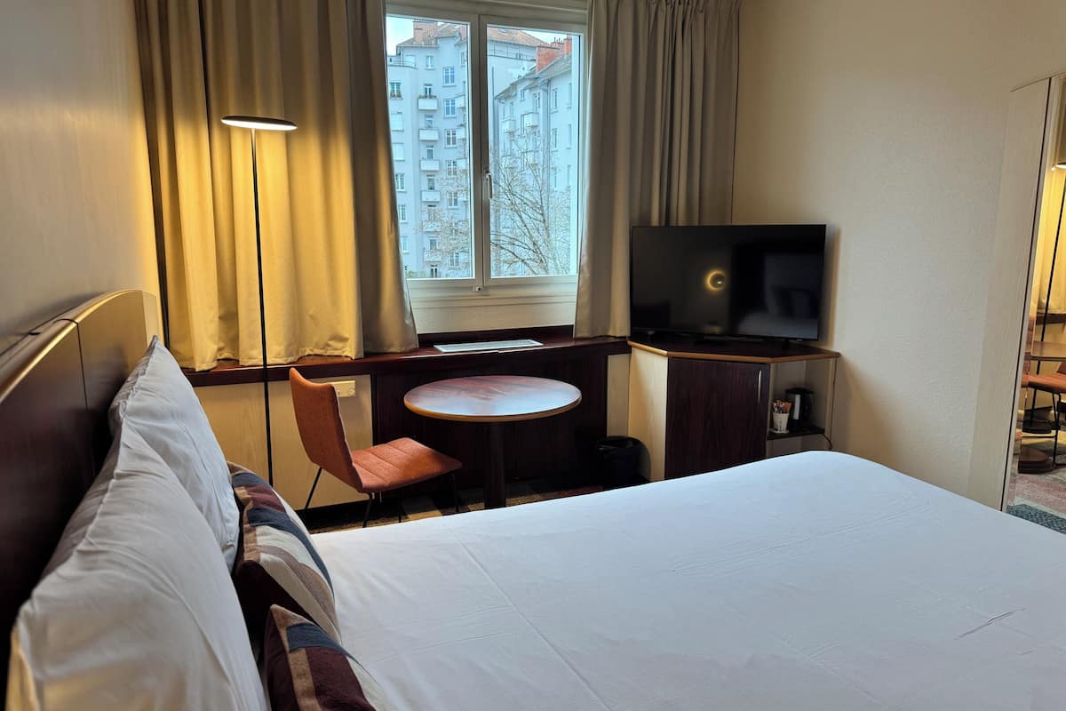 Classic Room, 1 Double Bed | Individually furnished, desk, blackout curtains, soundproofing