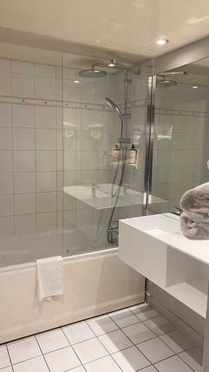 Standard-Doppelzimmer, 1 Doppelbett | Badezimmer | Badewanne, umweltfreundliche Kosmetikartikel, Haartrockner, Handtücher