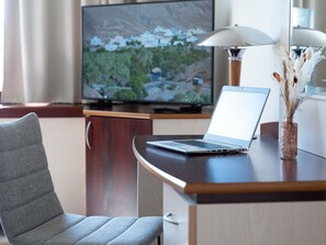 Muebles diferentes, escritorio y cortinas blackout 