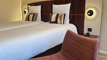 Klassieke Twin kamer, 2 eenpersoonsbedden | Individueel gemeubileerd, een bureau, verduisterende gordijnen