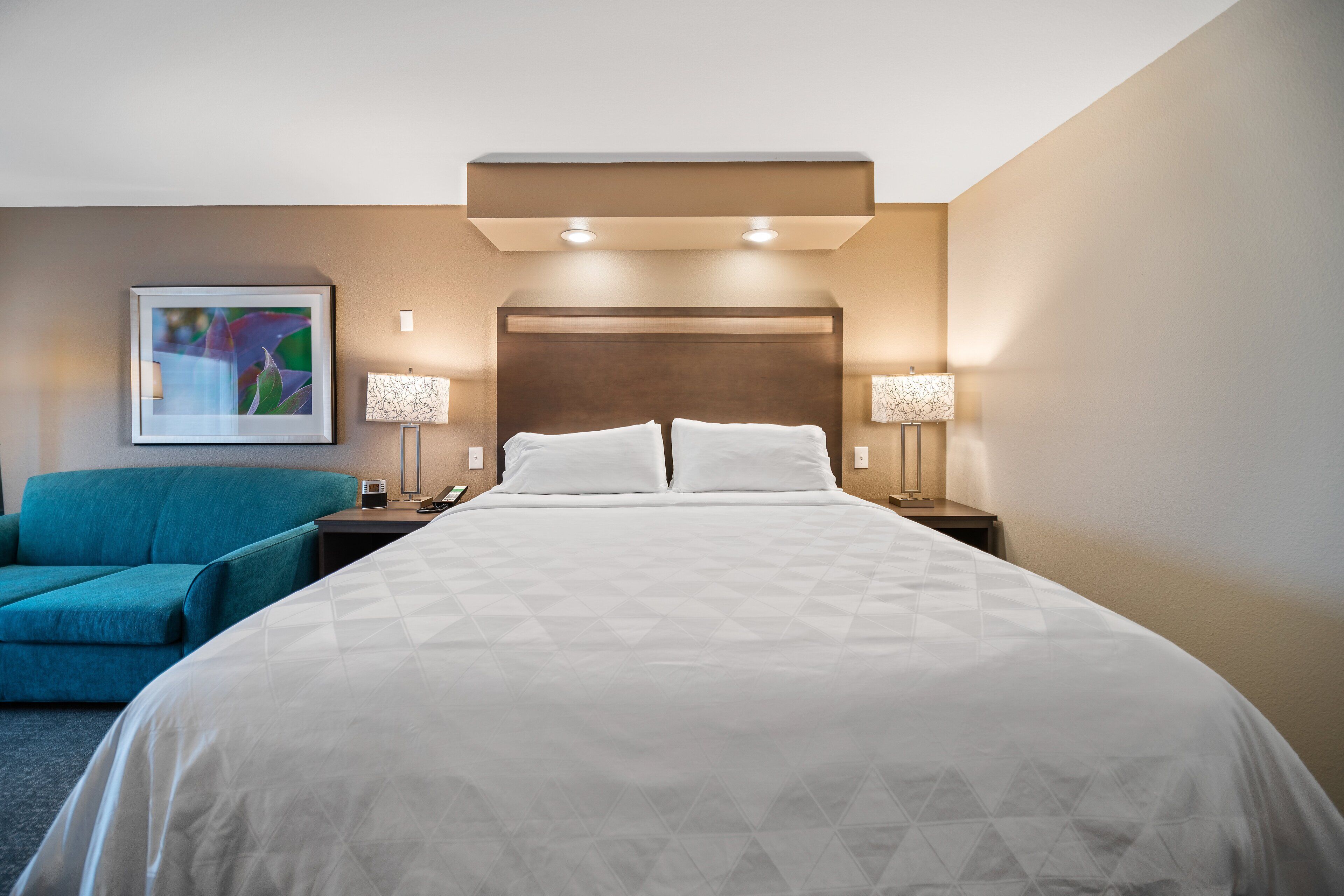 Een kluis op de kamer, een bureau, een strijkplank/strijkijzer