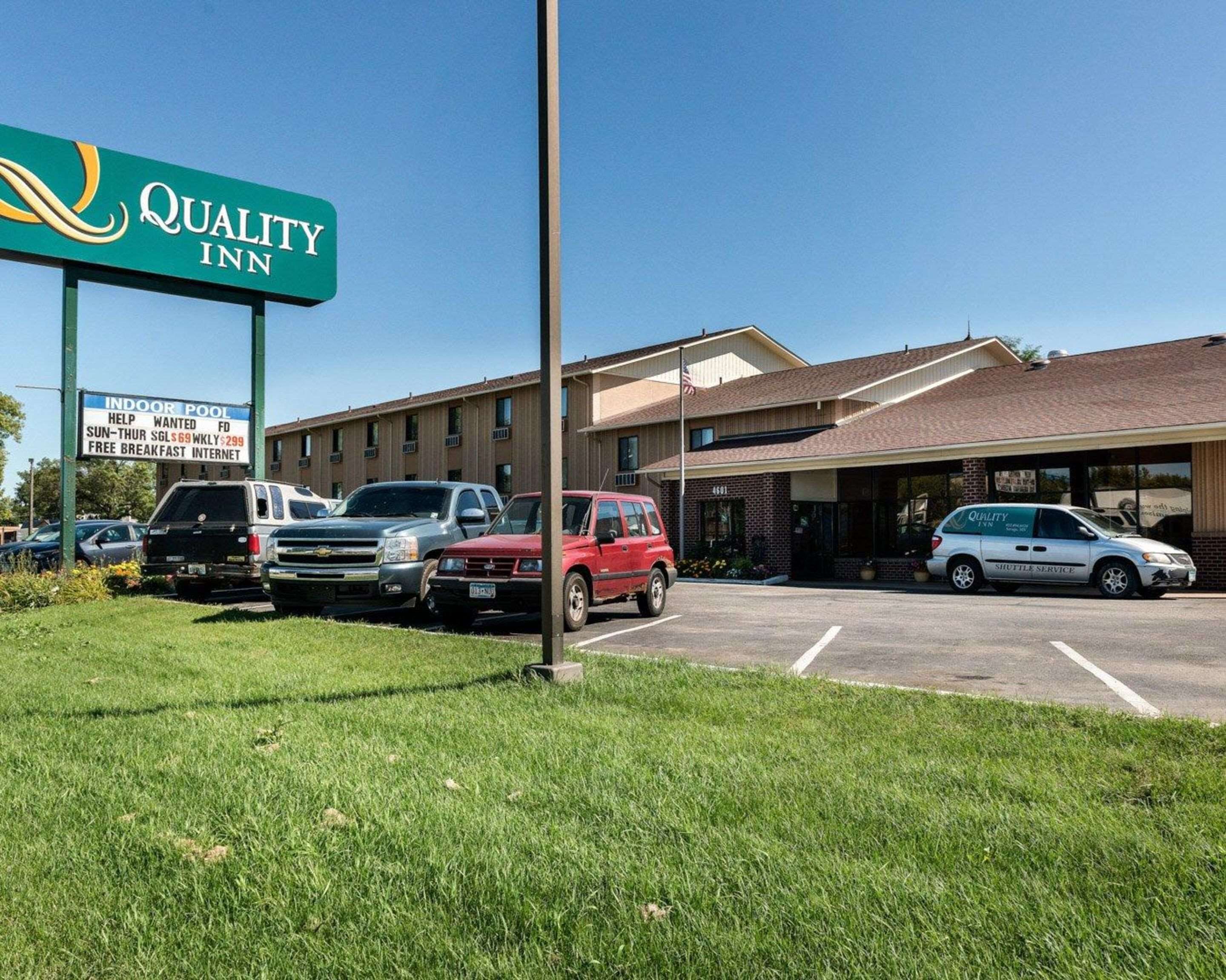 A Quality Inn with a signboard advertising an indoor pool, free breakfast, and internet.