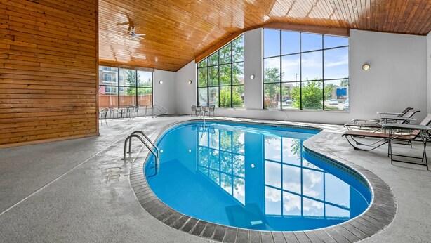 Ein Hallenbad mit Holzboden und großen Fenstern.