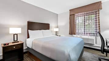 Una scrivania, postazione laptop, ferro/asse da stiro, Wi-Fi gratuito