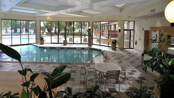 Piscina coberta i piscina a l'aire lliure