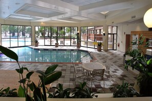 Una piscina cubierta, una piscina al aire libre