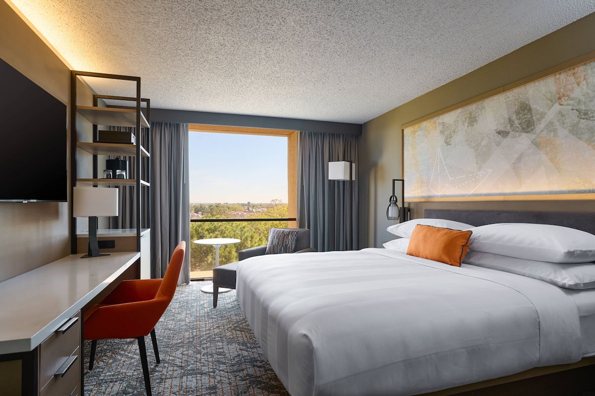 Premium bedding, down comforters, desk, laptop workspace