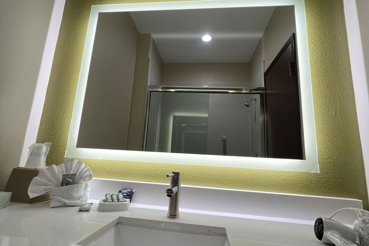 Baño | Tina con regadera, secadora de cabello, toallas