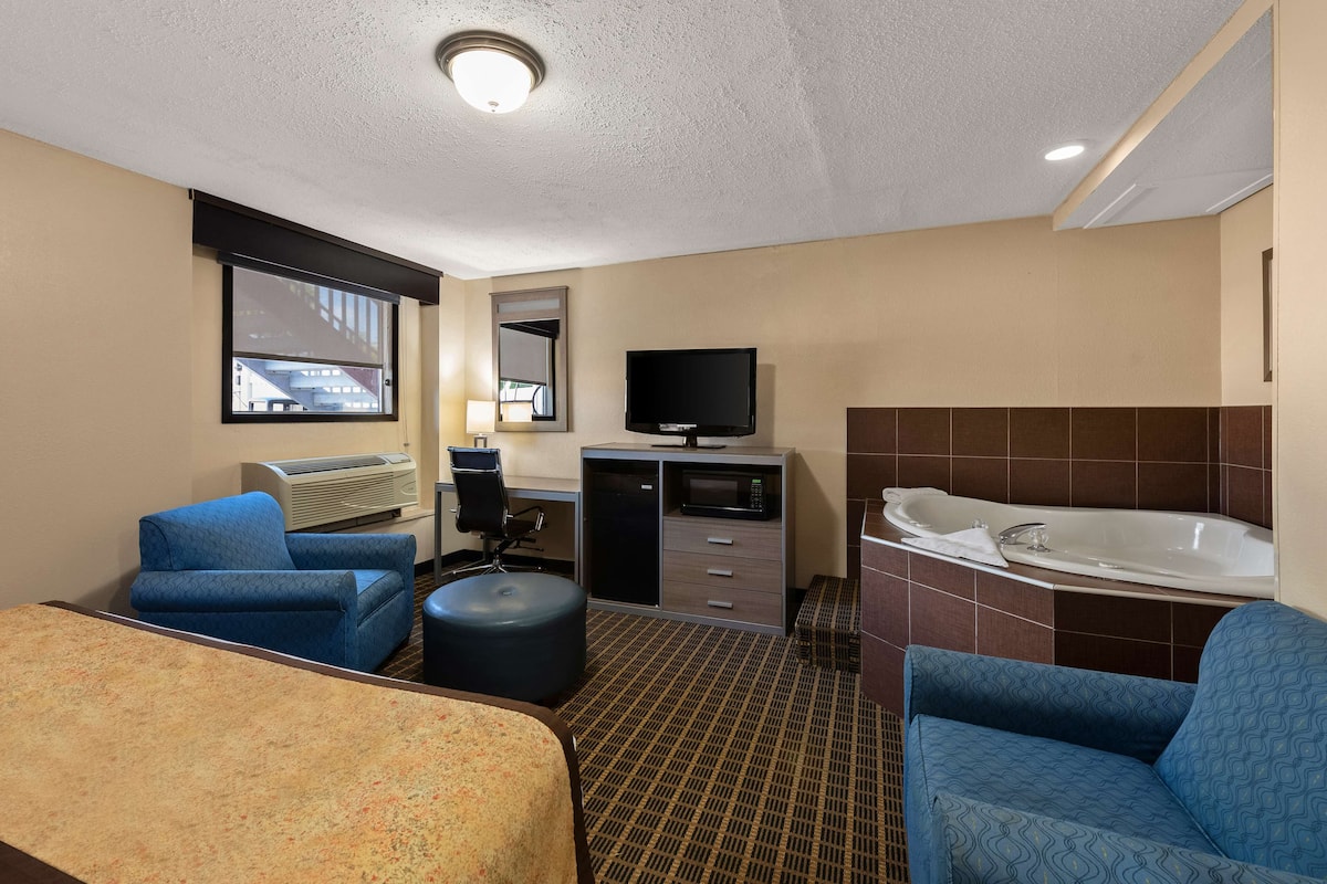 Suite, 1 King Bed, Non Smoking, Jetted Tub