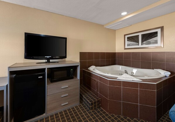 Desk, laptop workspace, iron/ironing board, WiFi - Best Western Adena Inn (Chillicothe)