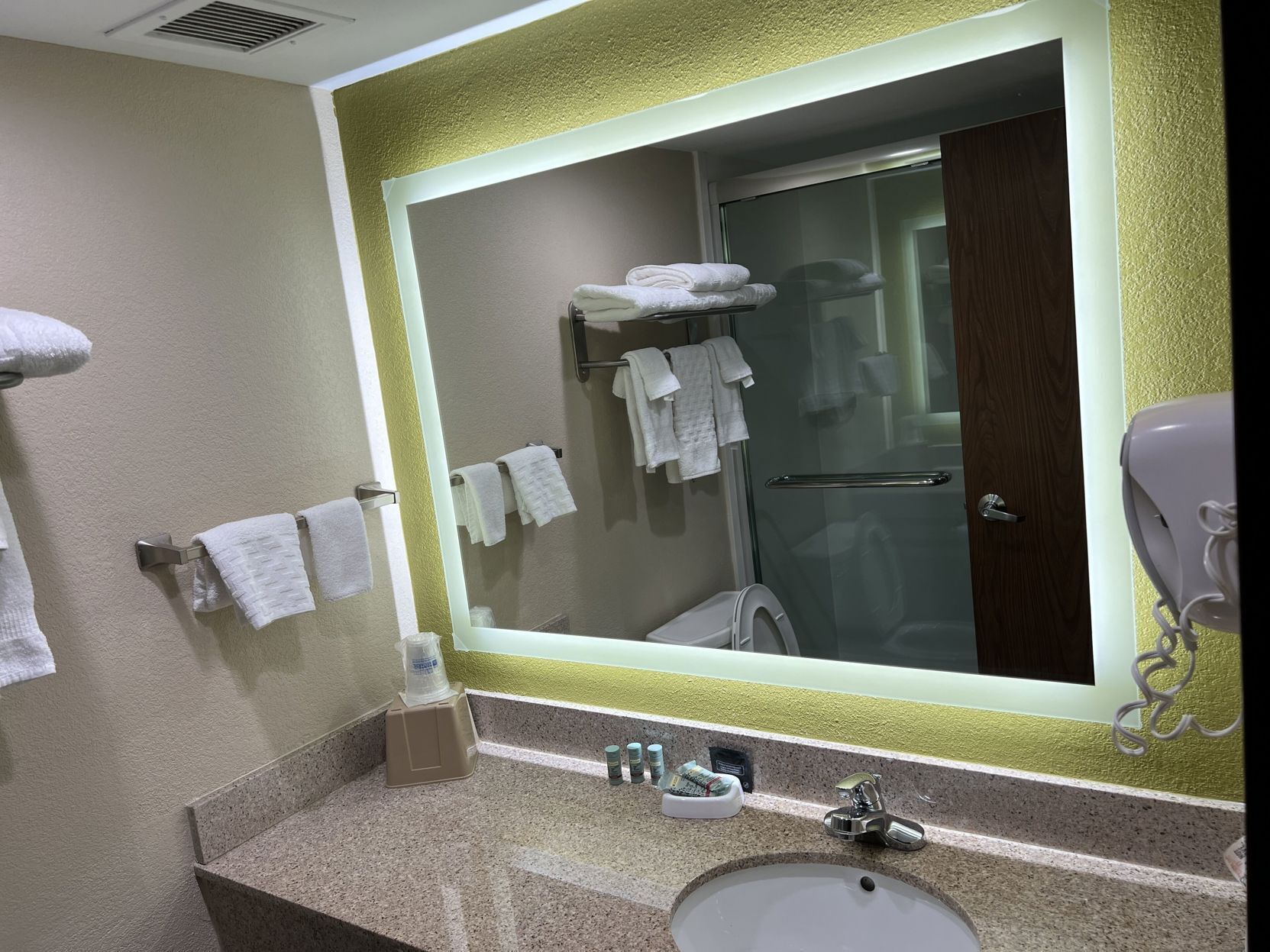 Bathroom | Combined shower/tub, hair dryer, towels