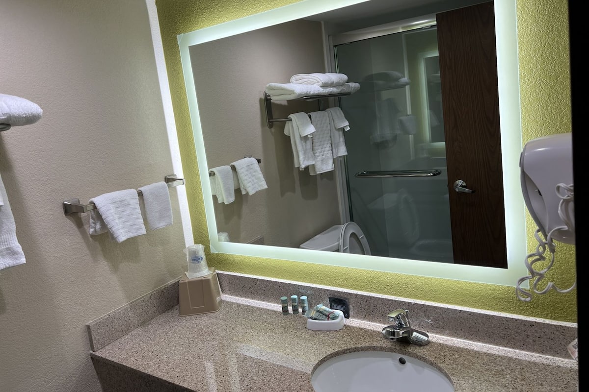 Baño | Tina con regadera, secadora de cabello, toallas