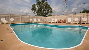 Una piscina al aire libre de temporada