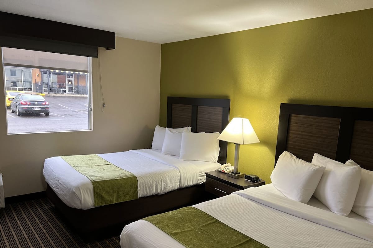 Escritorio y espacio para trabajar con laptop