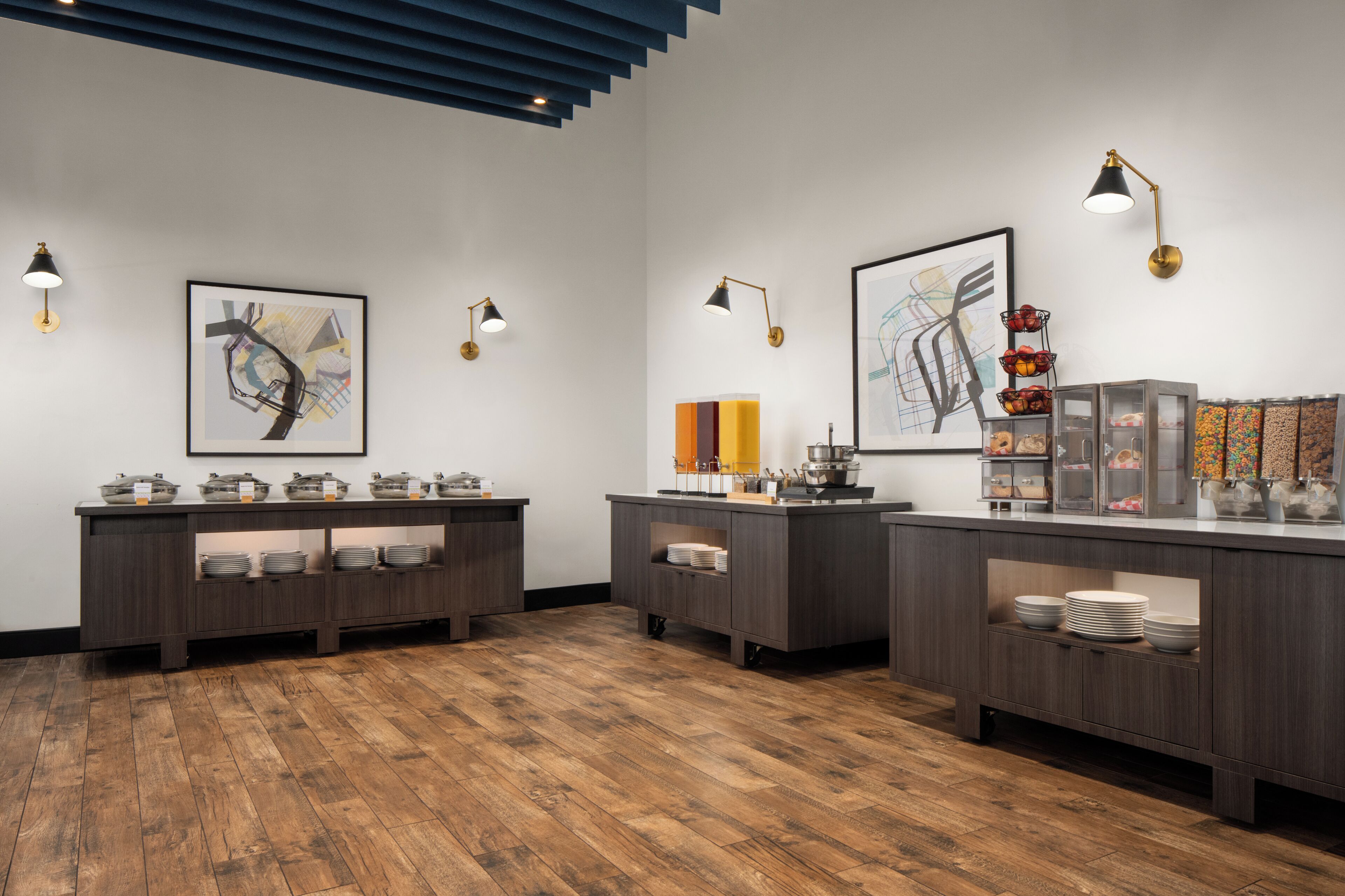 อาหารเช้าชุดใหญ่สไตล์อังกฤษทุกวัน (USD 21.00 ต่อคน)