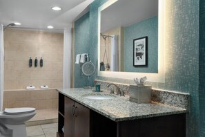 Bathroom - Doubletree by Hilton Hotel Norfolk Airport (Norfolk)