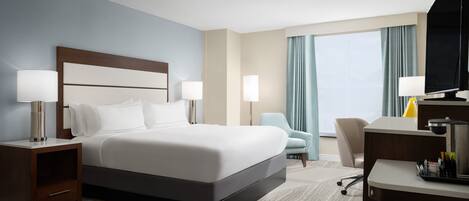 Sengetøy av topp kvalitet, dundyner, safe på rommet og skrivebord