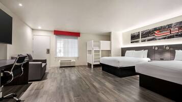 Junior suite, niet-roken (2 Queen Beds & 1 Bunk Bed) | Een bureau, een laptopwerkplek, een strijkplank/strijkijzer, babybedden