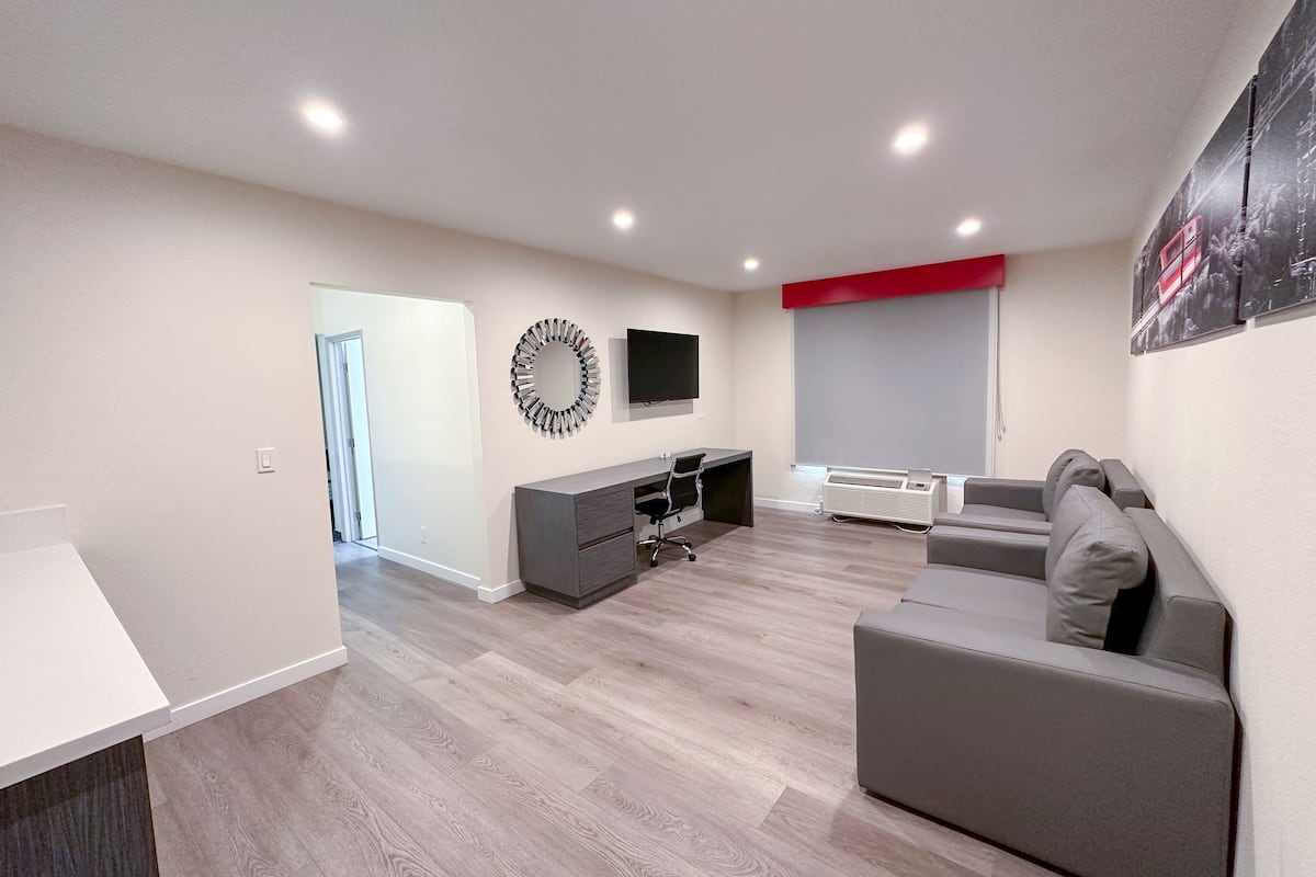 Family Suite, 1 Bedroom, Non Smoking (1 Queen Bed & 1 Bunk Bed)