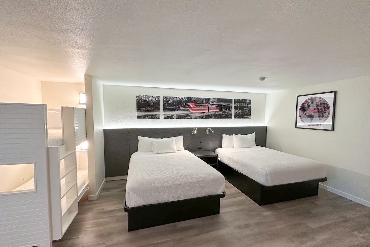 Room, Non Smoking (2 Queen Beds & 1 Bunk Bed)