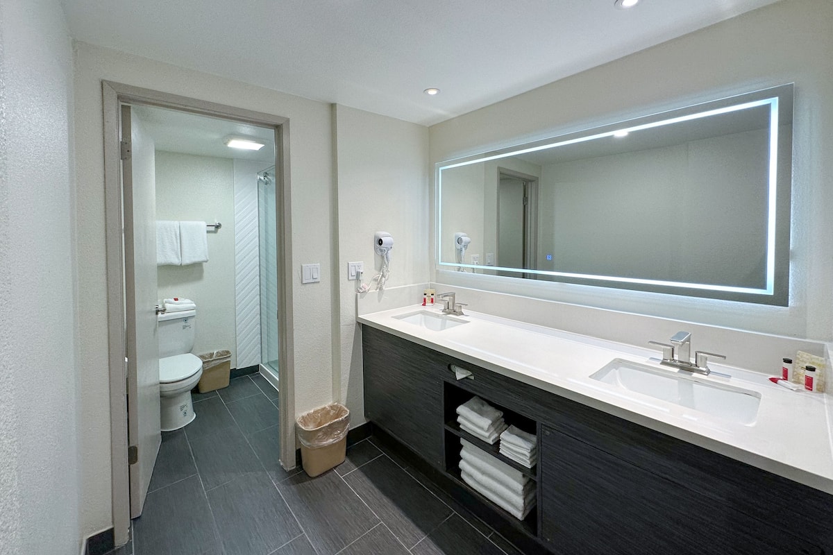 Room, Non Smoking (2 Queen Beds & 1 Bunk Bed) | Bathroom