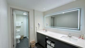 Chambre, non-fumeurs (2 Queen Beds & 1 Bunk Bed) | Salle de bain | Articles de toilette gratuits, sèche-cheveux, serviettes fournies