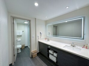 Zimmer, Nichtraucher (2 Queen Beds & 1 Bunk Bed) | Badezimmer | Kostenlose Toilettenartikel, Haartrockner, Handtücher