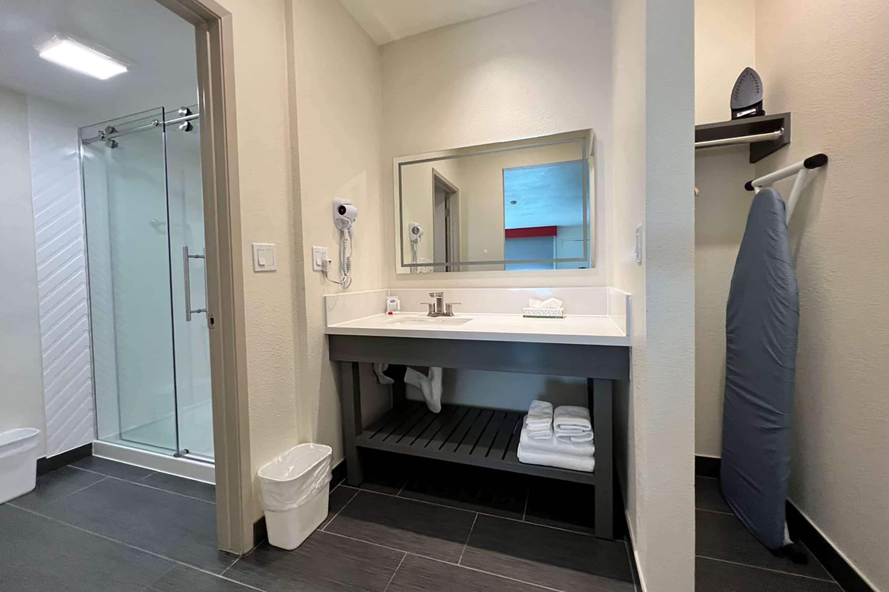 room, 1 king bed, non smoking | bathroom | free toiletries, hair dryer, towels